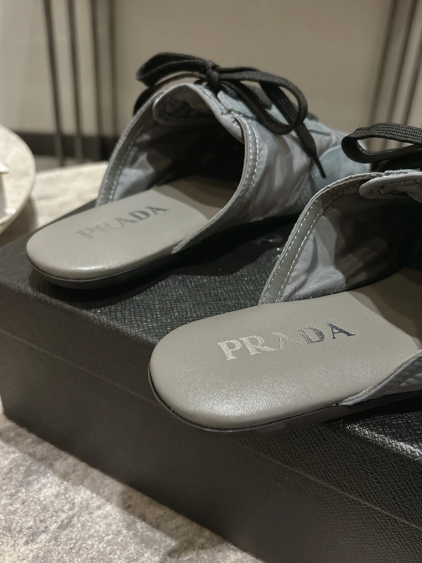 👟👟Ex-factory price 502👟👟 Prada Prada spring and summer show thin-soled moral training shoes for women. The 25ss show style item with the highest export rate. The suede upper has a texture, and the inner sheepskin is wrapped. It is soft and waxy. The insole is thickened with lambskin. It is extremely comfortable to step on, has a sense of support, and feels well wrapped. The shoe shape is full of wrapping, light, easy to wear and practical, a casual shoe, original molded rubber outsole Size: 35-39 (40 41 customized, non-refundable)